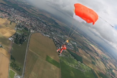 Otvorenie a let na tandemovom padáku